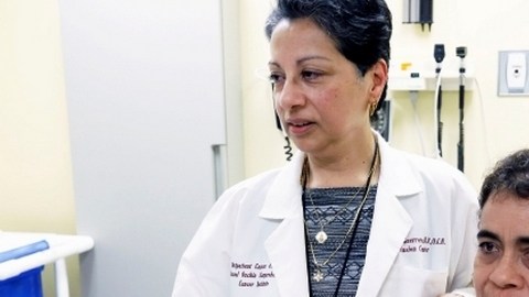 Esther Cruz (der.), paciente de leucemia, con Margarita Guerrero, la coordinadora de transplantes de Cedars-Sinai, quien le ayudó a conseguir donante.