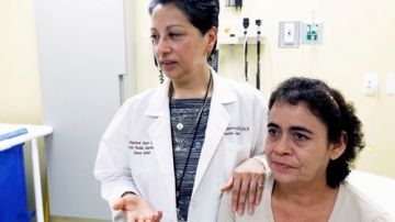 Esther Cruz (der.), paciente de leucemia, con Margarita Guerrero, la coordinadora de transplantes de Cedars-Sinai, quien le ayudó a conseguir donante.