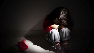 Los abusadores  de menores tratan de ejercer control sobre la víctima.