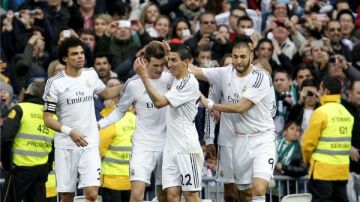 Los jugadores del Real Madrid celebran uno de los tres goles del triunfo sobre Elche