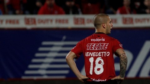 Darío Benedetto cae al césped del Estadio Caliente.