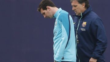 'Tata' Martino conversa con Leo Messi en la práctica realizada en la Ciudad Deportiva Joan Gamper de cara al duelo de hoy en Anoeta.