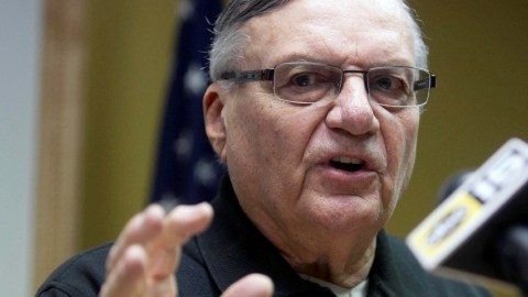 El sheriff del condado de Maricopa, Joe Arpaio, se sostiene en sus ideas a pesar de los límites legales que tiene.