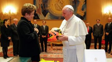 El Papa Francisco (d) recibió ayer la invitación de la presidenta brasileña Dilma Rousseff para que acuda al Mundial; así como un balón y una camiseta.