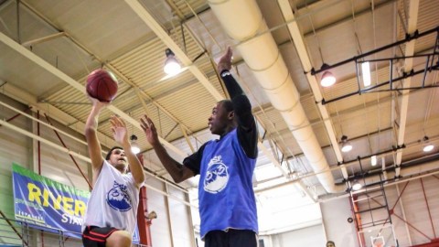 Uno de los partidos del torneo de baloncesto 3v3 entre estudiantes de escuelas intermedias de Nueva York, durante la Semana de los Presidentes.