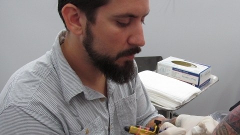 Juan Salgado atiende a sus clientes en su nuevo estudio Color Conspiracy, en la calle Loíza, en San Juan.