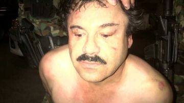 La foto muestra a supuestos militares agarrando por la cabeza  a “El Chapo”.