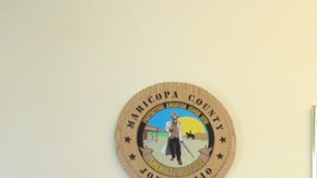 Joe Arpaio, sheriff del condado de Maricopa, afirma que ya no arresta 'ilegales', solo delincuentes.