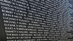 Una guardia de honor rinde homenaje a los veteranos caídos de todos los conflictos, en el monumento Muro de Vietnam Muro, una réplica del original en la exhibición junto a la Armería de la Guardia Nacional del Ejército de California en Van Nuys.