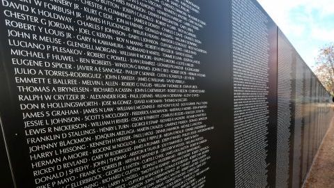 Una guardia de honor rinde homenaje a los veteranos caídos de todos los conflictos, en el monumento Muro de Vietnam Muro, una réplica del original en la exhibición junto a la Armería de la Guardia Nacional del Ejército de California en Van Nuys.