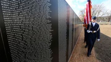 Una guardia de honor rinde homenaje a los veteranos caídos de todos los conflictos, en el monumento Muro de Vietnam Muro, una réplica del original en la exhibición junto a la Armería de la Guardia Nacional del Ejército de California en Van Nuys.