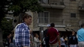 Un grupo de personas protesta contra el gobierno del presidente Nicolás Maduro bloqueando una calle en el sector Bellos Campo de Chacao en Caracas