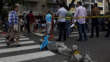 Un grupo de personas protesta contra el gobierno del presidente Nicolás Maduro bloqueando una calle en el sector Bellos Campo de Chacao en Caracas