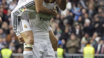 Gareth Bale (abajo) festeja su gol con el defensa Álvaro Arbeloa.