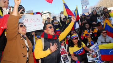 Más de un millar de personas se concentraron ayer en Union Square de Manhattan para protestar contra el gobierno venezolano de Nicolás Maduro, que fue respaldado por otro grupo más reducido de manifestantes.