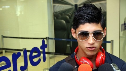 Alan Pulido atiende a los reporteros.