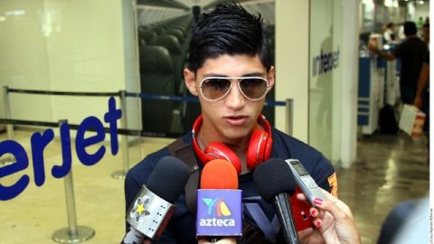 Alan Pulido atiende a los reporteros.