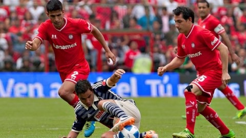 Omar Bravo no puede controlar el balón ante la marca de Francisco Gamboa  (izq.) y Antonio Ríos en el juego de ayer.