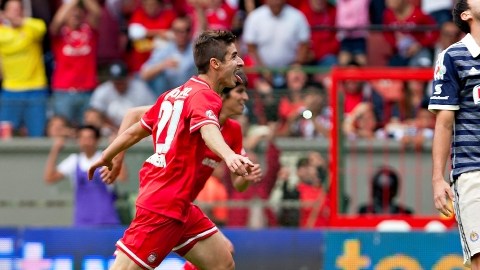 Isaac Brizuela da rienda suelta al festejo mientras, al lado, Néstor Vidrio se lamenta en la cancha del Estadio Nemesio Díez.