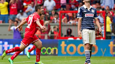 Isaac Brizuela da rienda suelta al festejo mientras, al lado, Néstor Vidrio se lamenta en la cancha del Estadio Nemesio Díez.