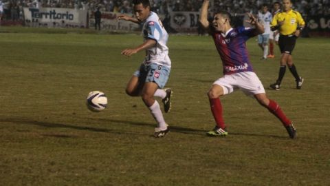 Acción del encuentro de la sexta jornada de la Liga Salavadoreña entre el FAS y el Alianza.