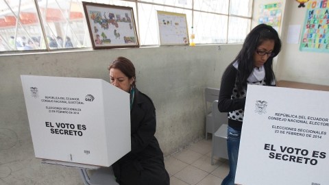 Unas mujeres emiten su voto, durante las elecciones locales para designar a 221 alcaldes, 23 prefectos provinciales, 867 concejales urbanos, 438 rurales y 4.079 vocales de las juntas parroquiales.