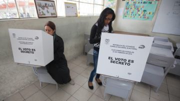 Unas mujeres emiten su voto, durante las elecciones locales para designar a 221 alcaldes, 23 prefectos provinciales, 867 concejales urbanos, 438 rurales y 4.079 vocales de las juntas parroquiales.