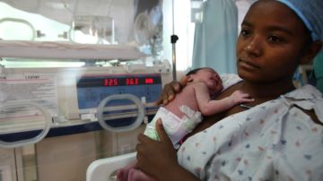 Yareidys de la Cruz, de 18 años sosteniendo a su recién nacido, en la sala de neonatología del Hospital Antonio Musa, en San Pedro de Macorís.