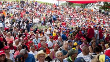 Decenas de ancianos participaron ayer en una concentración tras una marcha en apoyo al Gobierno de Nicolás Maduro.