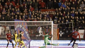 El centrocampista de Osasuna Álvaro Cejudo (d) marca un gol ante el Atlético de Madrid,  que cayó derrotado por 3-0.