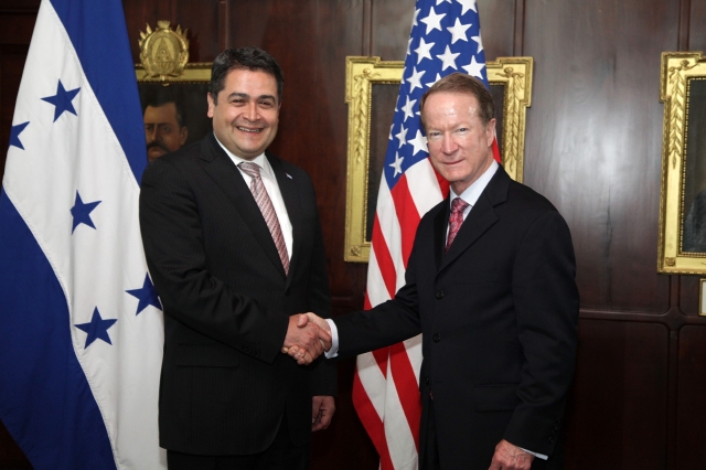 Juan Orlando Hernández se reunió recientemente con el jefe para Antinarcóticos y Seguridad de EE.UU. William Brownfield (d).
