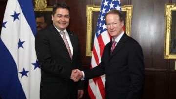 Juan Orlando Hernández se reunió recientemente con el jefe para Antinarcóticos y Seguridad de EE.UU. William Brownfield (d).