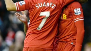 Luis Suárez (izq.) celebra un gol de Liverpool  junto a Jordan Henderson.