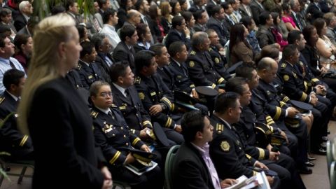 Varios oficiales de la Policia Nacional participan en la presentación de los avances y retos en materia de seguridad en este país.