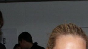 Sam Worthington alegó que defendía a su novia Lara Bingle.