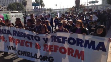 Participantes de la caravana nacional "Ayuno por las familias" marchan hacia la alcaldía de Los Ángeles.