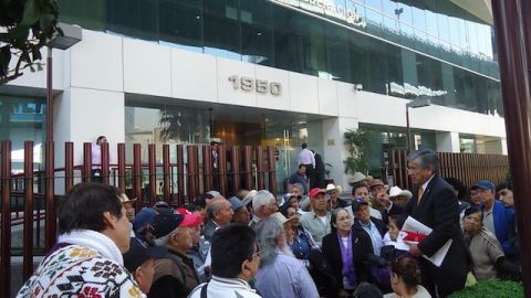 Ex braceros en las afueras del juzgado en espera de resolución de amparo.