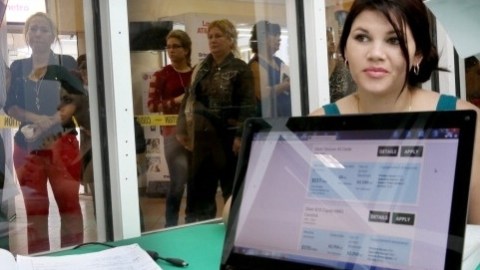Los republicanos aseguran que la falta de aplicaciones en español contribuyó a la baja inscripción de los latinos.