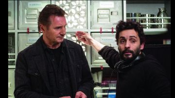 Liam Neeson (izq.) atiende a las órdenes del realizador Jaume Collet-Serra, en un momento de la grabación de ‘Non Stop’.