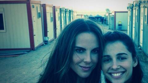 Kate del Castillo con Naomi Scott, quien es su hija en la cinta, durante el rodaje de 'Los 33'.