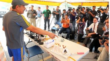 Ricardo Ferretti comparte un pastel con los reporteros que cubren la fuente tras la práctica de Tigres.
