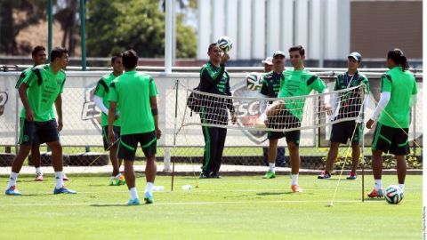 Rafael Márquez, quien patea el balón, confía en que sus compañeros den el 100% para quedarse en el Tri.