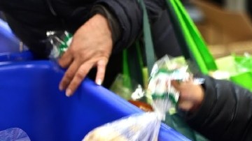 Nicolás Herrera, de 3 años, en el Centro de Alimentos Manna, en Maryland, a donde él y su madre Yolanda  acuden regularmente.