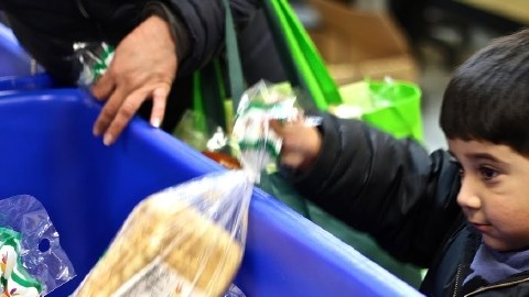 Nicolás Herrera, de 3 años, en el Centro de Alimentos Manna, en Maryland, a donde él y su madre Yolanda  acuden regularmente.