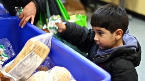 Nicolás Herrera, de 3 años, en el Centro de Alimentos Manna, en Maryland, a donde él y su madre Yolanda acuden regularmente.