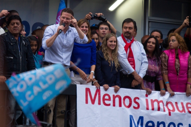 El candidato opositor a la Alcaldía de Quito por la alianza Suma-Vive, Mauricio Rodas (2-i), habla a sus seguidores en Quito.