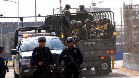 La policía federal y el ejército mexicano llevó a cabo un fuerte dispositivo de seguridad en los alrededores del penal de máxima seguridad del Altiplano, ubicado en Almoloya de Juárez en el marco del ingresó de Joaquín Guzmán, en el recuadro.