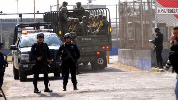 La policía federal y el ejército mexicano llevó a cabo un fuerte dispositivo de seguridad en los alrededores del penal de máxima seguridad del Altiplano, ubicado en Almoloya de Juárez en el marco del ingresó de Joaquín Guzmán, en el recuadro.