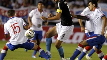 El argentino  Hernán Barcos (c) es la cuota de gol del Gremio, que juega ante el Atlético Nacional de Colombia.