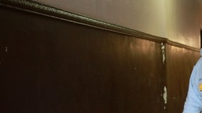 Edwin Cosme, propietario de una casa en Coney Island, está esperando por la ayuda para reparar su vivienda.